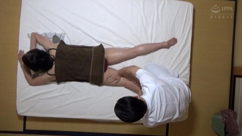 ＜盗撮＞ 若返ると騙されインチキのエロマッサージを施術されて発情して我...