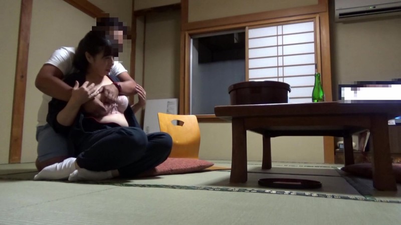 ＜盗撮＞ 美人と評判の仲居さんがいる旅館に行って仲居さんを強引に口説い...