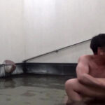 ＜盗撮＞ 混浴盗撮7 夫婦で旅行に来ている熟女と旦那の居ぬ間に混浴風呂で一発ハメちゃいました 『FANZA』