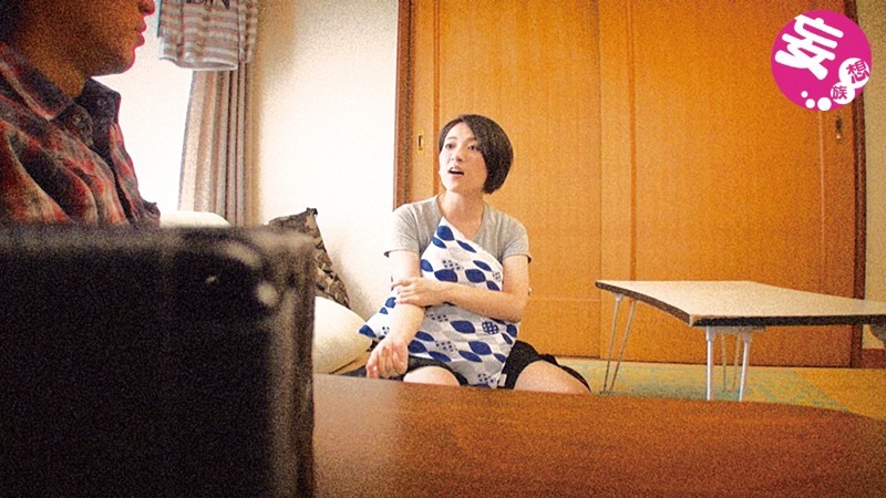 ＜盗撮＞ 同人漫画を描くのを手伝ってくれる彼女がエロくて可愛いので皆さ...