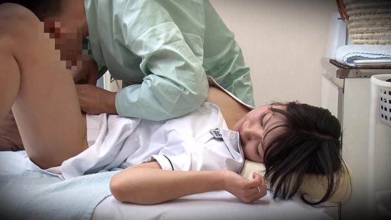 ＜盗撮＞ 【職場で寝取る！】予想外に可愛い極上の巨乳マッサージ嬢が施術...