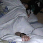 ＜盗撮＞ 【寝てる彼女に凸！】隣に友達が寝てるのに…【声我慢SEX！】 『FANZA』