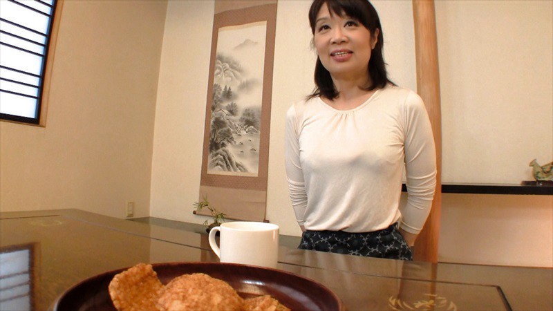 ＜盗撮＞ 息子の友人とエロ行為する母親って？「一回だけだから…許して」...