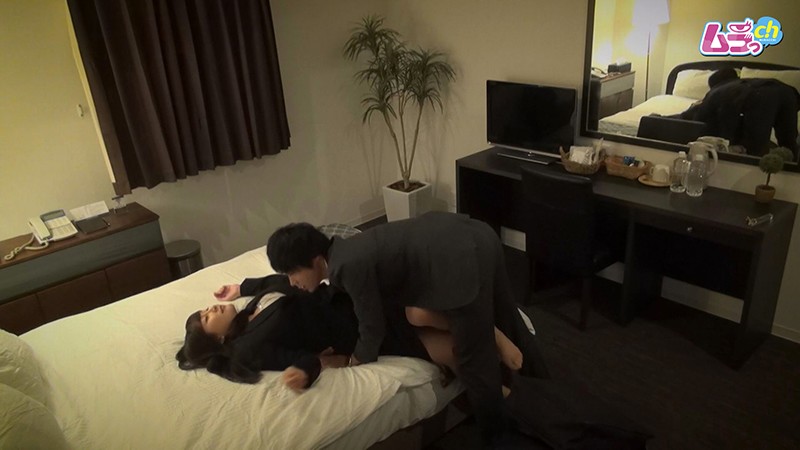 ＜盗撮＞ ホテル盗撮 意識していなかった同僚男と男女関係に…凄いペニス...