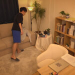 ＜盗撮＞ カップル盗撮 テレワークでオンライン会議真っ最中の彼氏のそばで、我慢できずオナニーする性欲旺盛すぎなドエロ彼女 『FANZA』