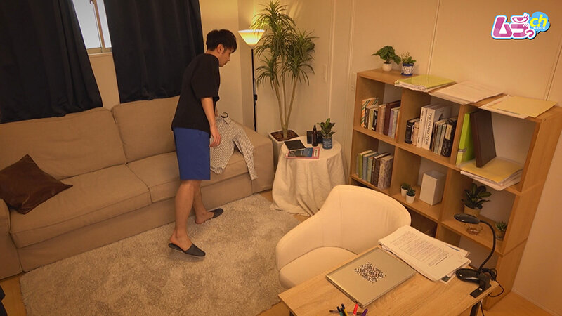 ＜盗撮＞ カップル盗撮 テレワークでオンライン会議真っ最中の彼氏のそば...