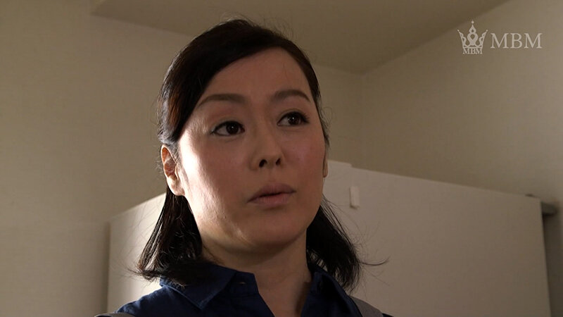 ＜盗撮＞ ホームヘルパーさんのムチムチデカお尻が気になって何も手につき...