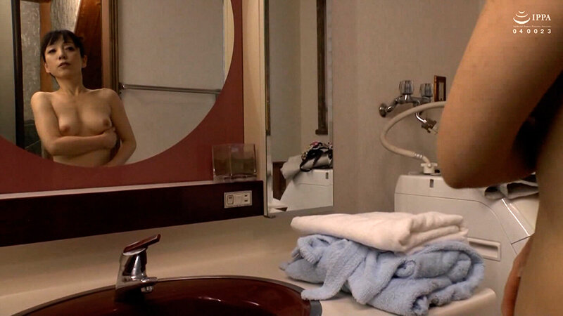 ＜盗撮＞ 母のシャワーを盗撮する息子に愛の手ほどき！？巨根童貞息子の筆...