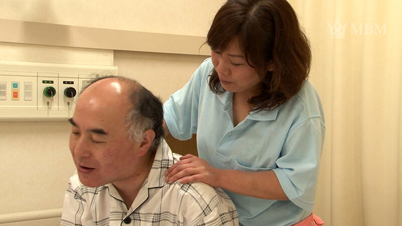 ＜盗撮＞ 献身的な熟女介護ヘルパーさんは…老人の勃起チ〇ポに興味深々！...