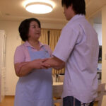 ＜盗撮＞ おじいちゃんのお世話に来たポッチャリ巨乳の熟女ヘルパーさんとエロくて楽しいアフターサービス！？ 『FANZA』