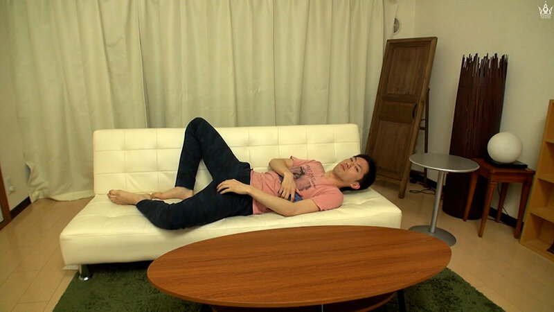 ＜盗撮＞ スレンダー美女の出張メンズエステティシャンを自宅に呼んでお茶...