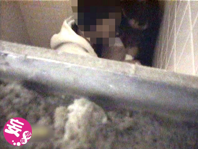 ＜盗撮＞ ［個人投稿］［極秘買取］本物女子○生を公園のトイレで強●する...
