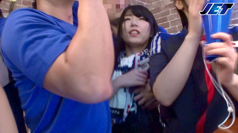 ＜盗撮＞ 日本代表NTR スポーツバーで観戦中にドサクサにまぎれて揉み...