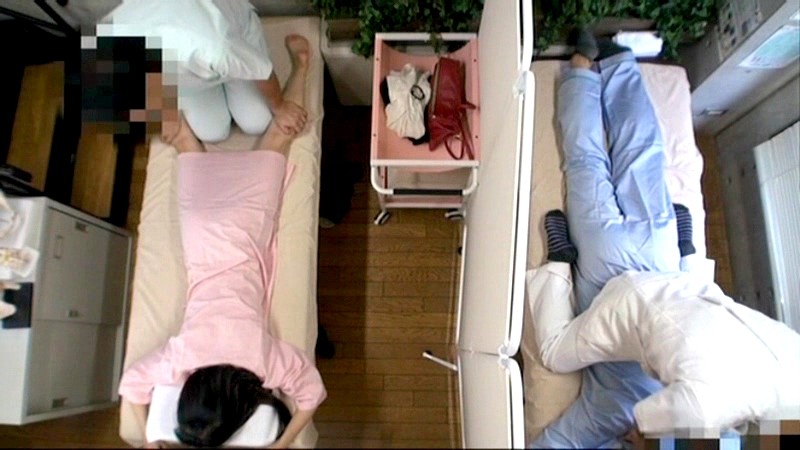 ＜盗撮＞ 夫のすぐ横50cm 人妻悶絶性感マッサージ003 『FANZ...