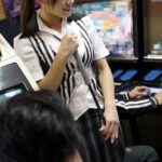 ＜盗撮＞ 実録！TEL番カードを渡しまくるヤリマンHカップ巨乳ゲーセン店員 かんな 『FANZA』