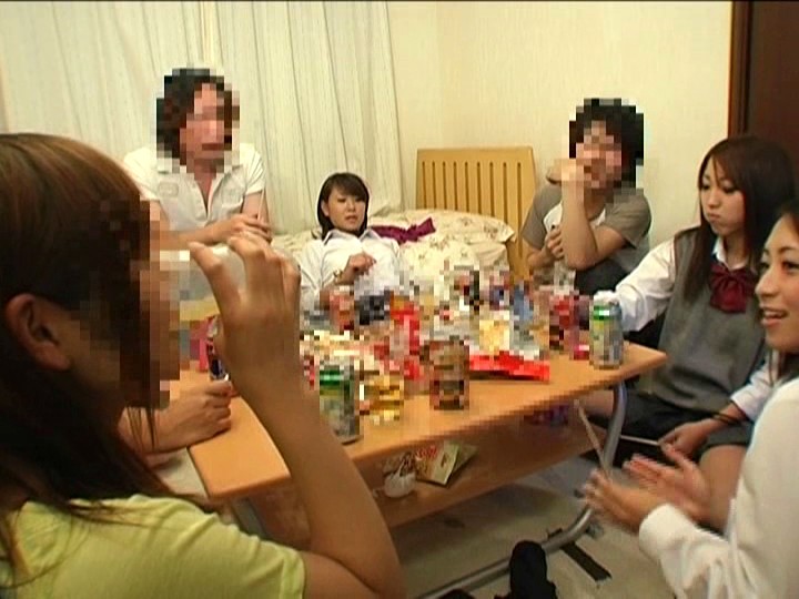 ＜盗撮＞ ADの妹（女子校生）の意外とヌケる誕生会。エッチなガールズト...