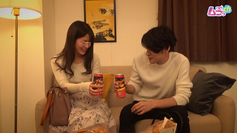 ＜盗撮＞ ホテル盗撮 エッチに興味津々な清楚女子が偶然AV男優と知り合...