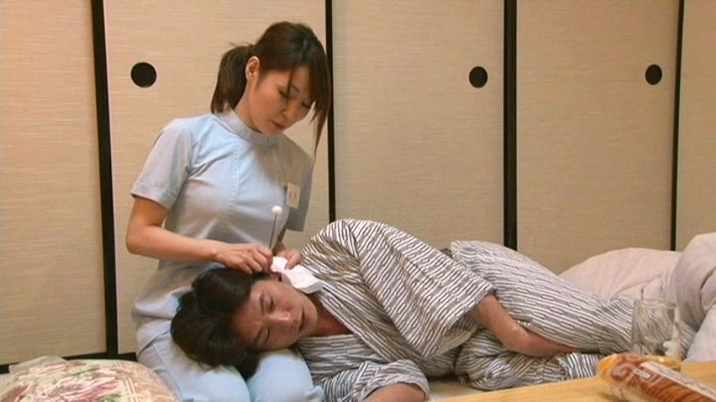 ＜盗撮＞ 堅物そうな美熟女だったが、勃起したチ●ポをみたらエロくなり、...