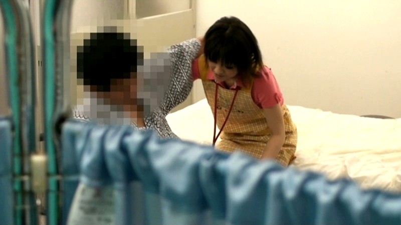 ＜盗撮＞ 堅物な介護士がフェラチオしてくれた衝撃映像 『FANZA』