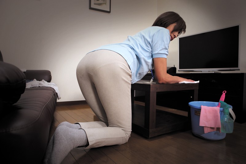 ＜盗撮＞ 意外とヤレる！！お掃除代行のおばさん 『FANZA』