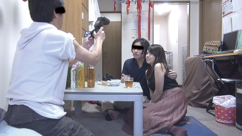 ＜盗撮＞ 酔いつぶれた旦那さんのすぐ側で奥さんを寝取る09 『FANZ...