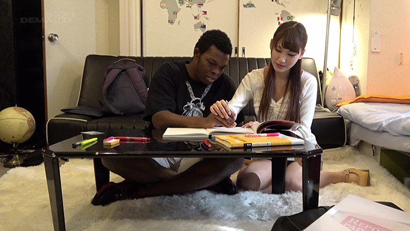 ＜盗撮＞ 現役女子大生家庭教師を家に呼び 黒人がデカチンを見せつけ情熱...