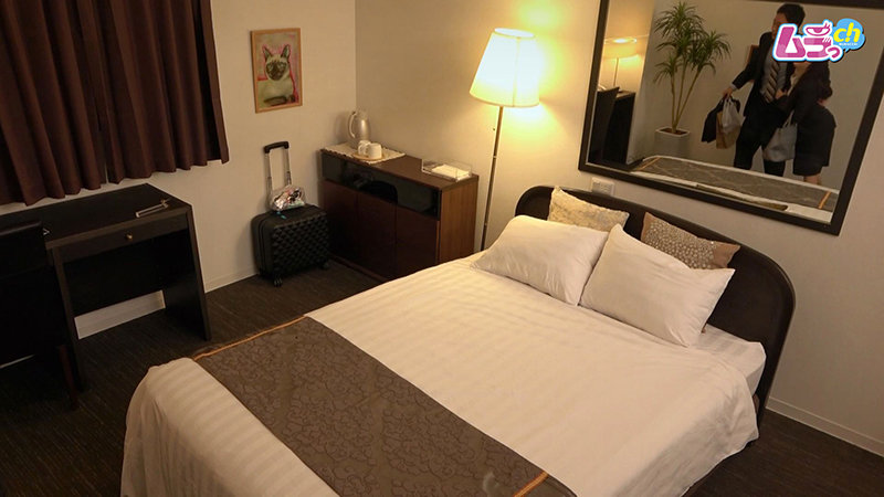 ＜盗撮＞ ホテル盗撮 淫乱部下によって暴かれた押しに弱すぎるドM巨根既...