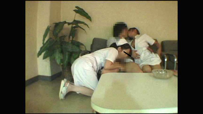 ＜盗撮＞ 院内盗撮 ナースに破裂しそうなほど勃起したチンポを見せたらヤ...