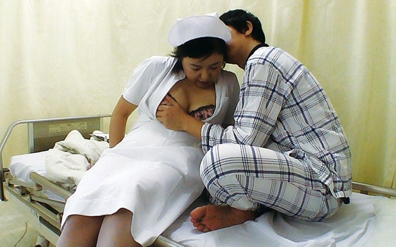 ＜盗撮＞ 意外や意外！！ 口説いてみたら股を開いた真面目に働くオバサン...