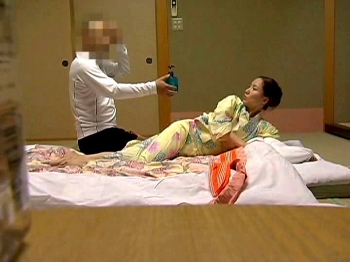 ＜盗撮＞ あの手この手で猥褻行為にもっていく色恋マッサージ師 熟女人妻...