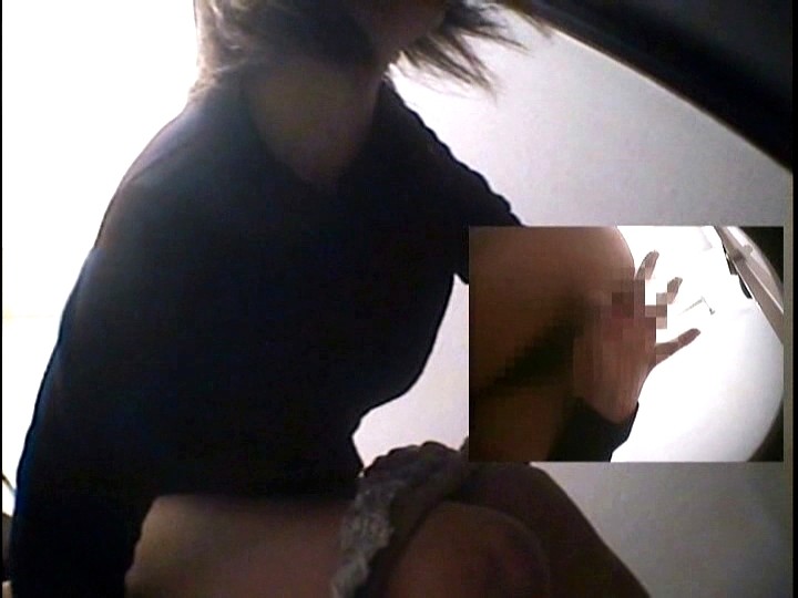 ＜盗撮＞ 盗撮 トイレでアナルに指を突っ込んでオナニーをする熟女達 『...