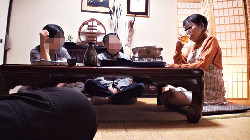 ＜盗撮＞ 自慢の美人妻を酔わせて知り合いの他人棒で寝取らせてみた4時間...