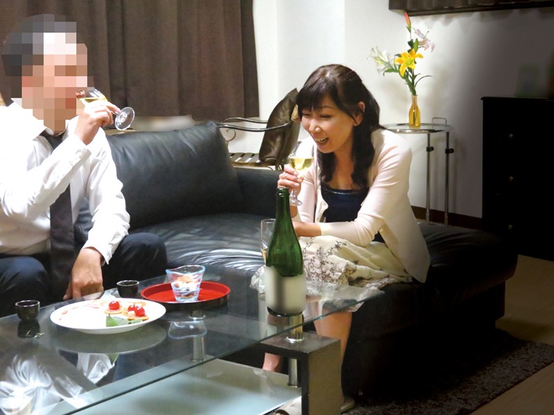 ＜盗撮＞ 中年夫婦の妻は若い男と二人きりにして酒を飲むと他人棒を咥えて...