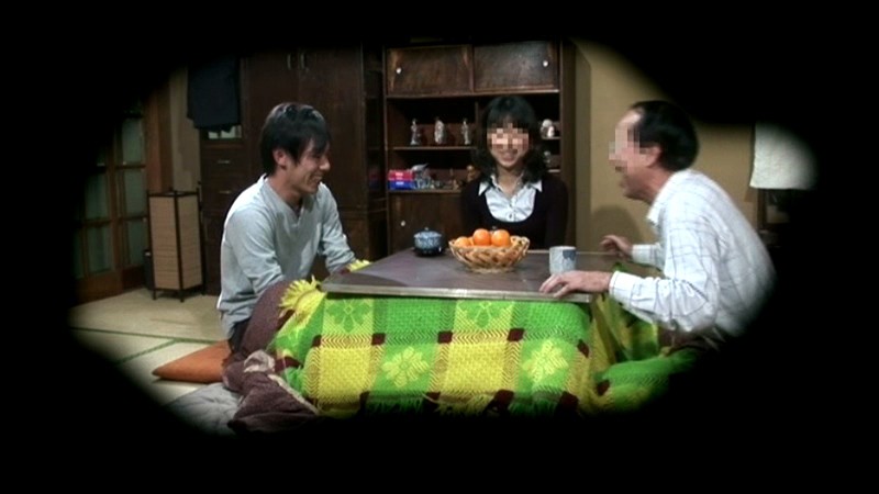 ＜盗撮＞ 本物の団地妻をコタツの中で刺激したら、欲求不満が炸裂するのか...