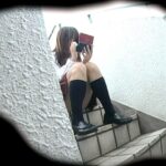 ＜盗撮＞ 盗撮 すわってる女子校生 股間をじっくり覗きたい 『FANZA』