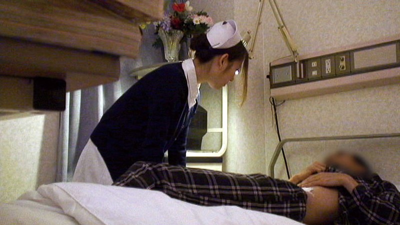 ＜盗撮＞ 深夜のナースに、わざとオナニーしている姿を見せつければ、｢我...