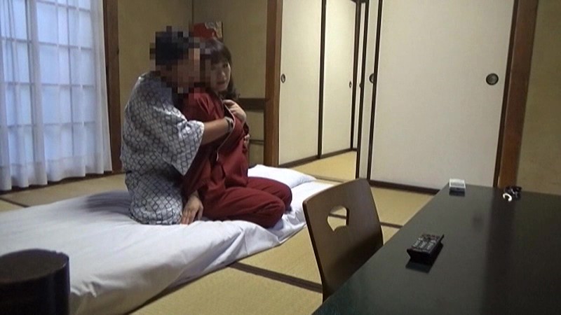 ＜盗撮＞ 温泉宿で布団を敷きに来た仲居さんを口説いてそのままセックス！...