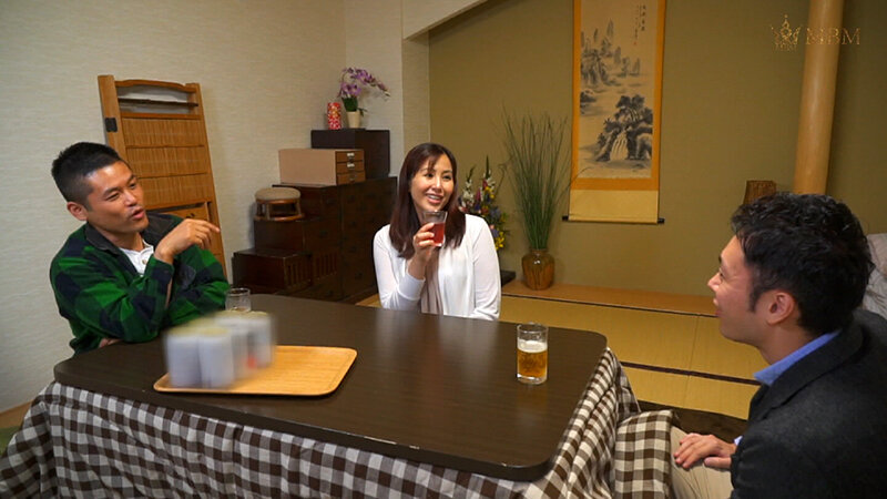 ＜盗撮＞ コタツの中でイケナイ悪戯を仕掛ける兄の嫁さん！痴女嫁と兄の横...