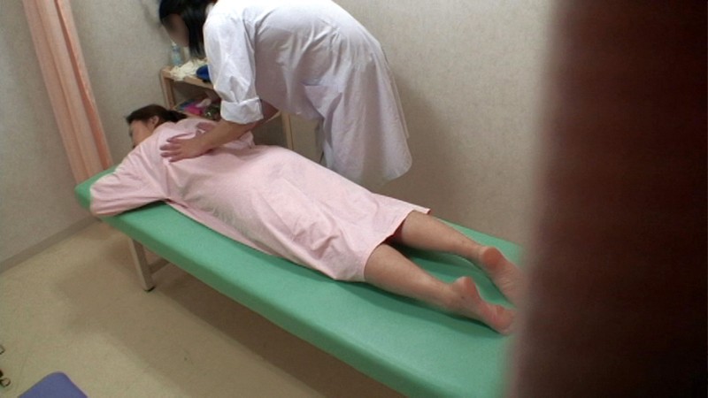 ＜盗撮＞ 整体院で人妻に卑猥なマッサージをしたら次第に感じてきたので…...
