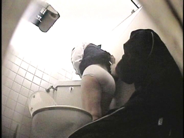 ＜盗撮＞ 女子中○生限定 トイレレ●プ映像 強●前科者2人組が金に困っ...