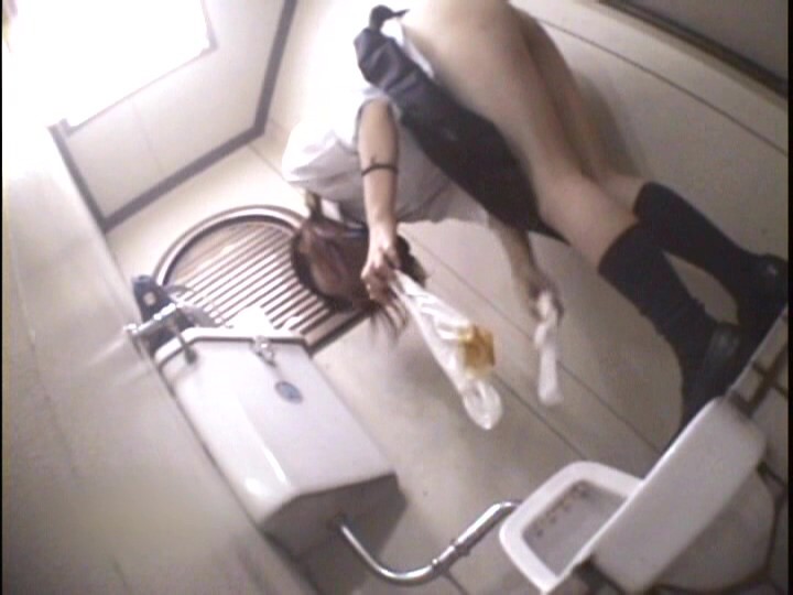 ＜盗撮＞ 厳選トイレ盗撮 間に合わず、立ったままスゴイ勢いでオシッコ漏...