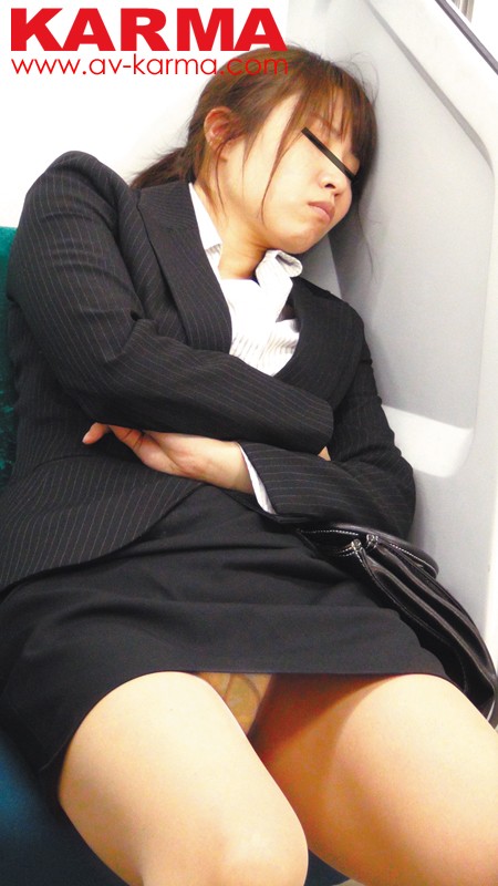 ＜盗撮＞ 関東某私鉄沿線 リクルートスーツOL電車内居眠り パンチラ＆...
