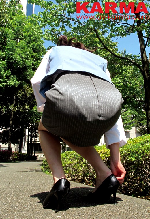 ＜盗撮＞ こ～っそり超接写！素人OLのパンティーラインくっきりのお尻＆...