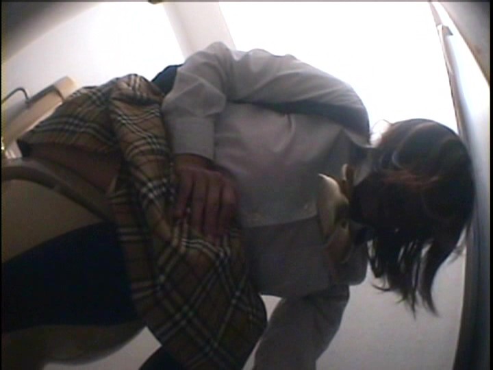＜盗撮＞ トイレ盗撮！我慢できずにおもらししちゃう女子校生たち！！ 4...