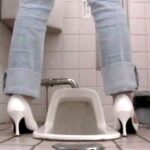 ＜盗撮＞ トイレではみだし 糞尿 『FANZA』