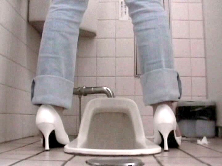 ＜盗撮＞ トイレではみだし 糞尿 『FANZA』