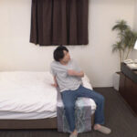 ＜盗撮＞ ホテル部屋REC 灼熱の夜、クーラー故障でブチ切れ脱衣！宿泊客のこんもり規格外デカチンに魅せられ、身体で詫びるホテルウーマン 『FANZA』