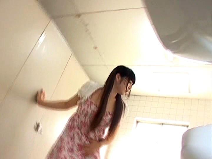 ＜盗撮＞ 共同トイレで女子トイレを故障中にしてたら男子便器で立ちション...