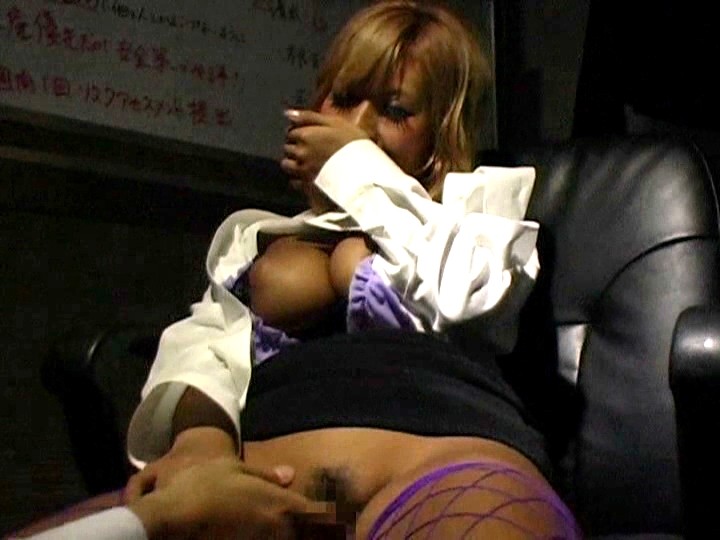 ＜盗撮＞ 「会社の皆には絶対に言わないで…」 私たち、同僚の男性社員と...