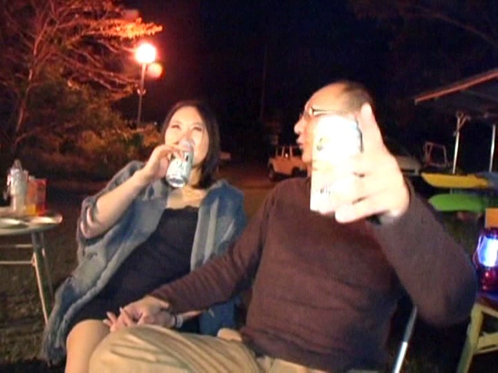 ＜盗撮＞ 旦那が見てない隙に独身男を狙う人妻盗撮 『FANZA』